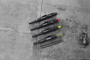 TRACER AMK4 Ultimate set za obeležavanje sa građevinskom olovkom za duboke rupe, setom rezervnih mina i 2 markera protiv začepljenja (crni i crveni) - 5