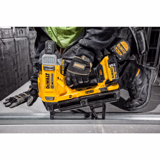 DEWALT DCN890P2 aku pištolj za eksere 18V - 4